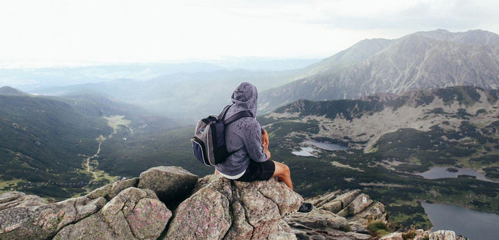 Claves para la protección solar en la montaña - BOXSR - rutinas de cosmética masculina natural premium, cuidado personal para hombres, kit cuidado facial antiarrugas, antiojeras y crema cara hombre con vitamina C y acido hialuronico